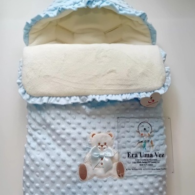 Saco de bebé azul claro com ursinho bordado e etiqueta