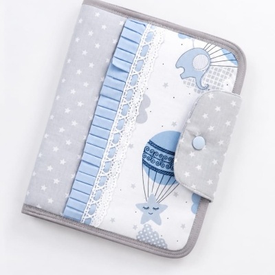 Capa para caderneta de vacinação azul, cinza e branca com estrelas e balões