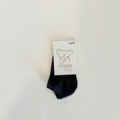 Meias de bebé azuis com etiqueta Koala Baby 15/18 sobre superfície branca com linhas finas