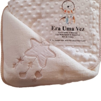Manta branca de bebé com textura bolha, estrela bordada e etiqueta transparente com texto.