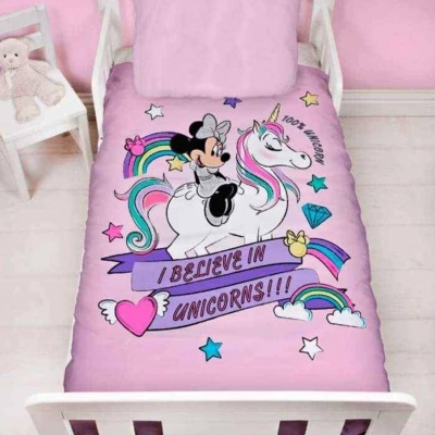 Edredão infantil cor de rosa com Minnie Mouse e unicórnio, texto em inglês, estrelas, corações e arco-íris.