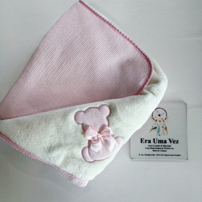 Manta de bebé rosa e branca com urso bordado e laço cor-de-rosa