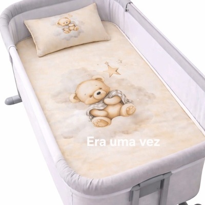 Berço de bebé com ursinho e texto Era uma vez.