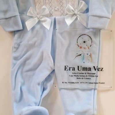 Macacão para bebé azul com gola branca e laços brancos