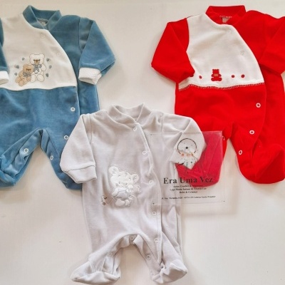 Três macacões de bebé em azul, vermelho e branco com ursinhos bordados