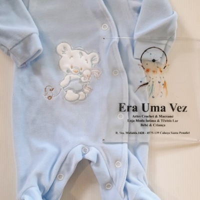 Macacão bebê azul claro com ursinho bordado e texto Era Uma Vez