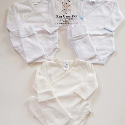 Conjunto de bodies de bebé branco e creme com bordados e etiquetas de marca
