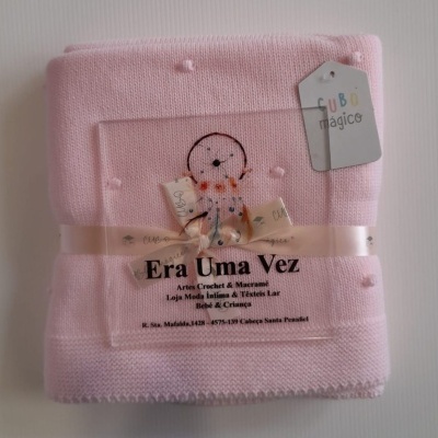 Manta de bebé cor-de-rosa com pompons e etiqueta 