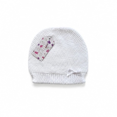 Gorro branco de malha com etiqueta colorida e laço pequeno