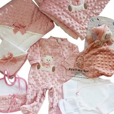 Conjunto de roupa e acessórios de bebé rosa e branco com textura em relevo e ursinho bordado