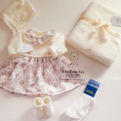 Conjunto roupa bebé com vestido padrão balões, casaco e touca malha creme, meias brancas e sapatinhos creme