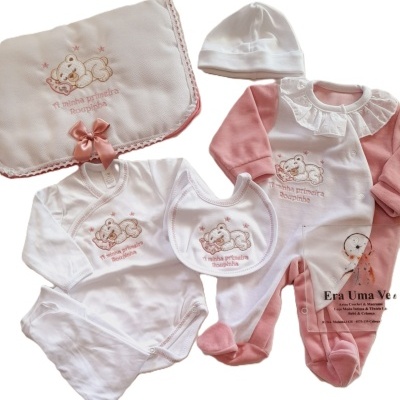 Conjunto de roupa de bebé com ursinho bordado e manta cor de rosa