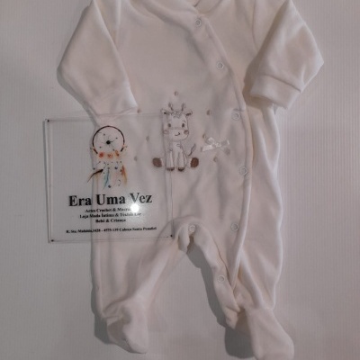 Macacão branco bebé com bordado de girafa e botões frontais