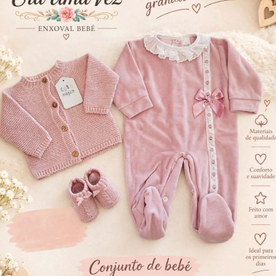 Conjunto de roupa de bebé rosa com casaco, babygrow e sapatinhos