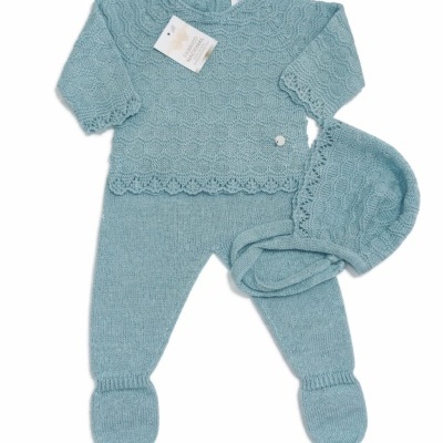 Conjunto bebé azul claro em malha com camisola, calças e capuz.