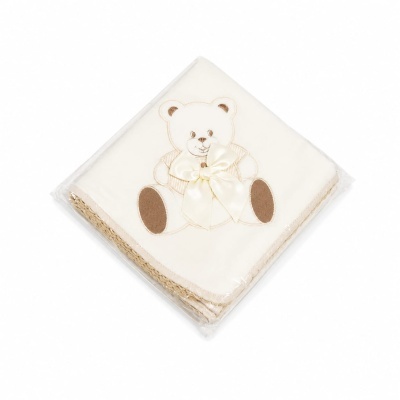Manta bebê creme com urso bordado castanho claro e laço creme