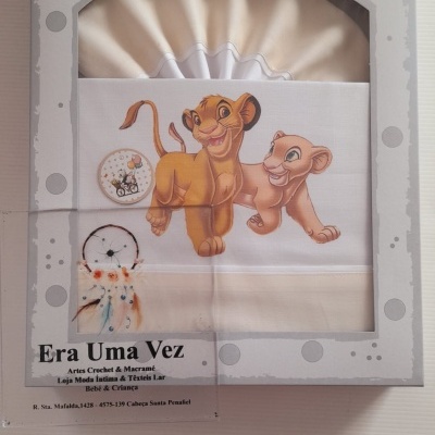 Conjunto de têxteis para bebé com personagens Simba e Nala em embalagem cinza com texto