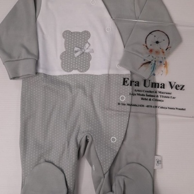 Macacão de bebé cinza e branco com padrão de pontos e aplicação de ursinho