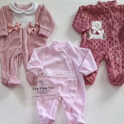 Três macacões de bebé em tons de rosa, com laços, bordado ursinho e detalhes texturizados
