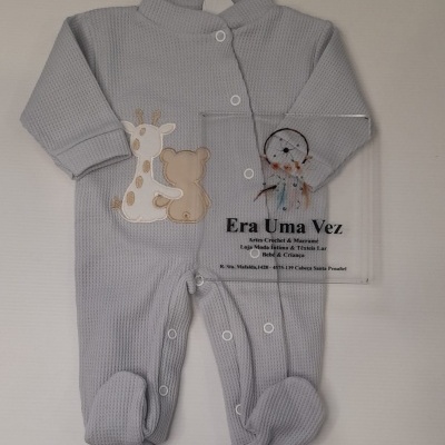Macacão cinza para bebé com botões e aplicação de animais