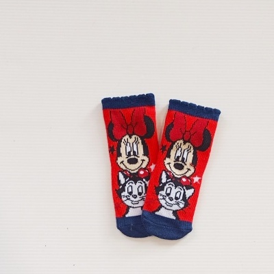Meias vermelhas e azuis com personagens Minnie Mouse e Félix o Gato