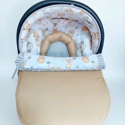 Saco de dormir para bebé bege e branco com padrões de balões e animais