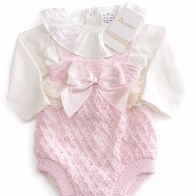 Macacão de bebé branco com parte inferior rosa e laço de cetim