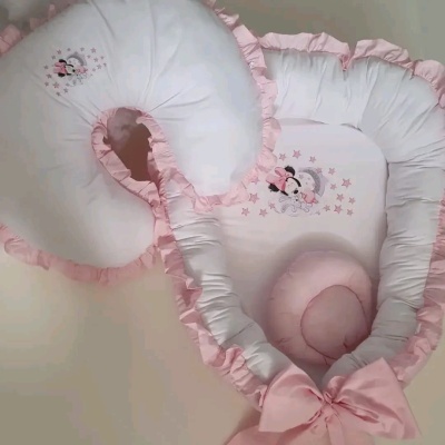 Almofada de amamentação e ninho para bebé branca e rosa com desenho Minnie Mouse.