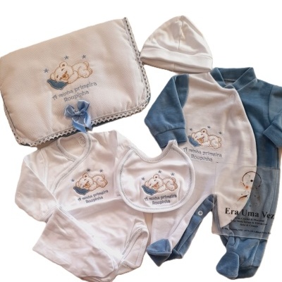 Conjunto de roupa de bebé com bordado de ursinho e texto em pano branco e azul