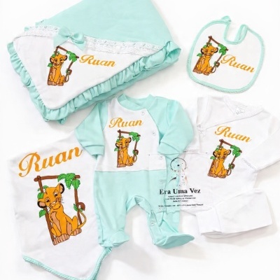 Conjunto de roupa de bebé branco e verde-água com Simba e nome Ruan