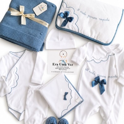 Conjunto de roupa e acessórios para bebé branco com detalhes azuis
