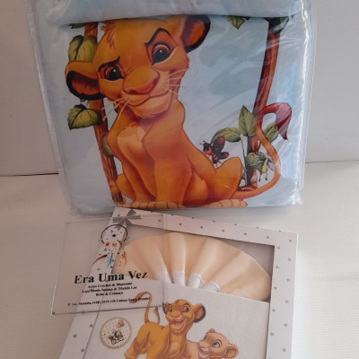 Conjunto de roupa de bebé com personagens do Rei Leão em embalagem e caixa