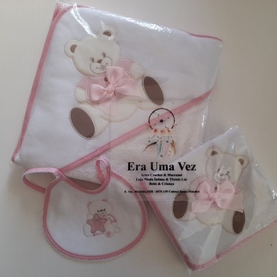 Conjunto de toalha, fralda e babete para bebé com ursinhos bordados e laços rosa
