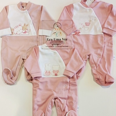 Três pijamas de bebé rosa e branco com bordados de animais e botões de pressão.