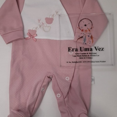 Pijama de bebé rosa e branco com urso bordado e botão de pressão.