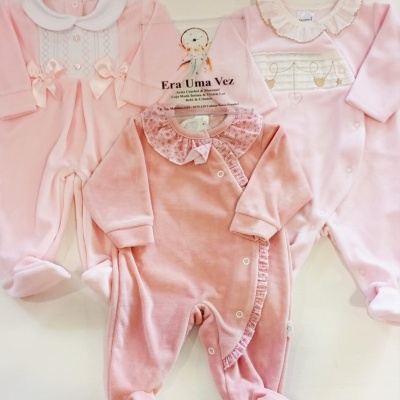 Três macacões rosa para bebé com diferentes golas e detalhes bordados