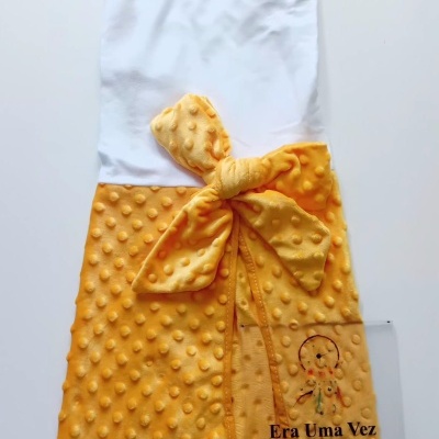 Manta de bebé branca e amarela com laço e etiqueta