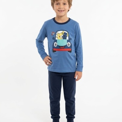 Menino com pijama azul de manga comprida e calças azuis escuras com estampado de carro e cães