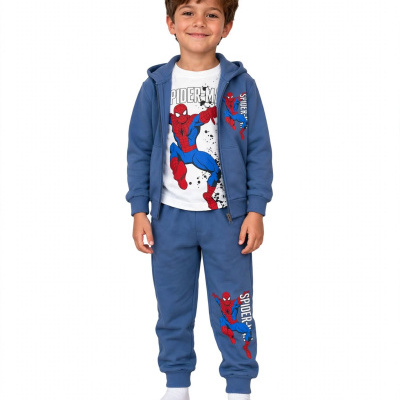 Criança com conjunto de roupa do Spider-Man em fundo branco