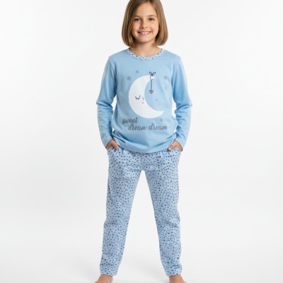 Pijama infantil azul claro com estampa de lua e estrelas.