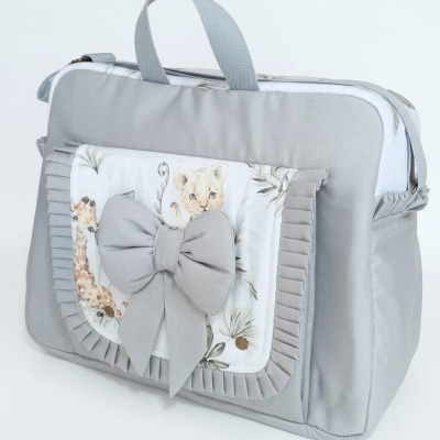 Mala de bebé cinzenta com bolso frontal decorado com desenhos de leão e girafa e laço cinzento.