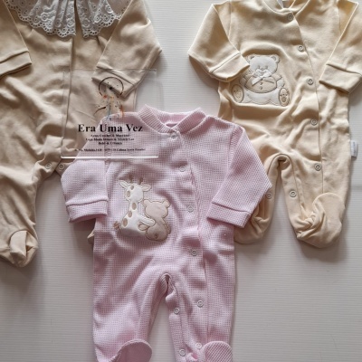 Três pijamas de bebé bege e rosa com desenhos de animais e gola rendada