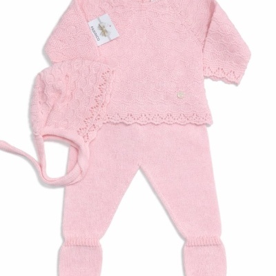 Conjunto de roupa para bebé em malha rosa clara com camisola, calças e gorro.