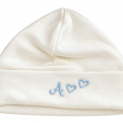 Gorro de bebé branco com bordado azul de letra A e dois corações