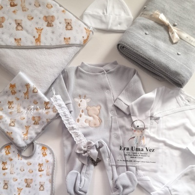 Conjunto de roupa e acessórios para bebé com padrões de animais e cores cinza e branco