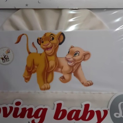 Fralda de bebé com personagens do Rei Leão em embalagem branca com estrelas e texto loving baby.