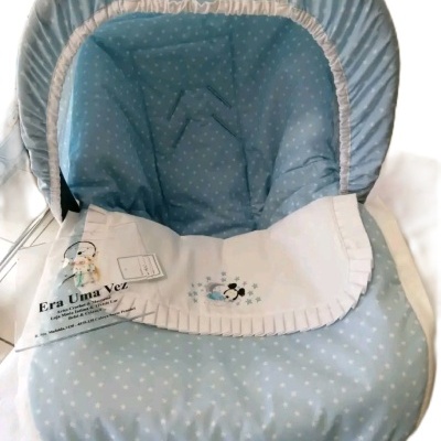 Cesta/moisés azul claro com estrelas brancas e cobertor branco com bordado