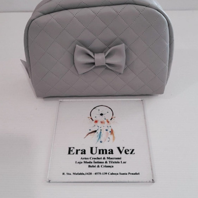Mala cinza clara acolchoada com laço e placa com texto