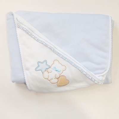 Cobertor de bebé azul e branco com bordado de ursinho, estrela e coração.