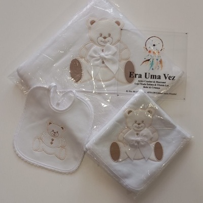 Conjunto de bebé branco com ursinho bordado e laço branco